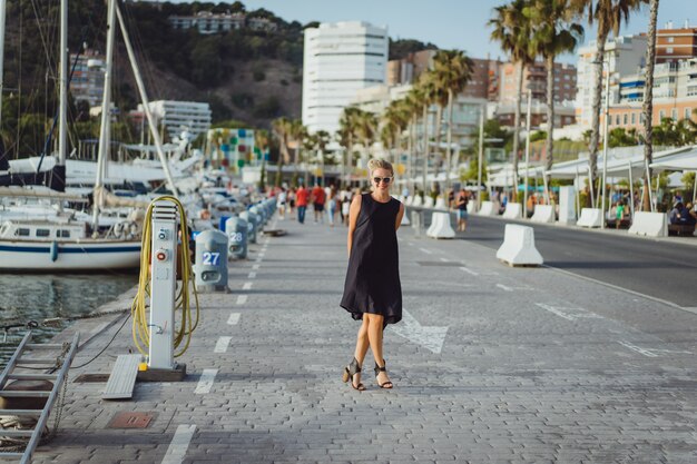 La ragazza nel porto