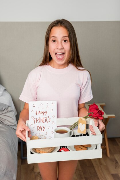 La ragazza porta la colazione il giorno di padri