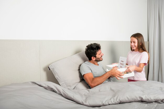 La ragazza porta la colazione il giorno di padri