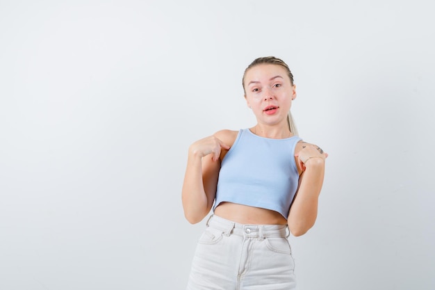 la ragazza sorpresa si sta mostrando su sfondo bianco