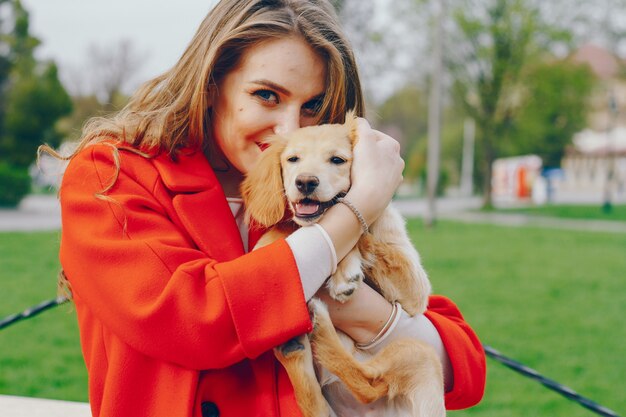 La ragazza sta camminando nel parco.