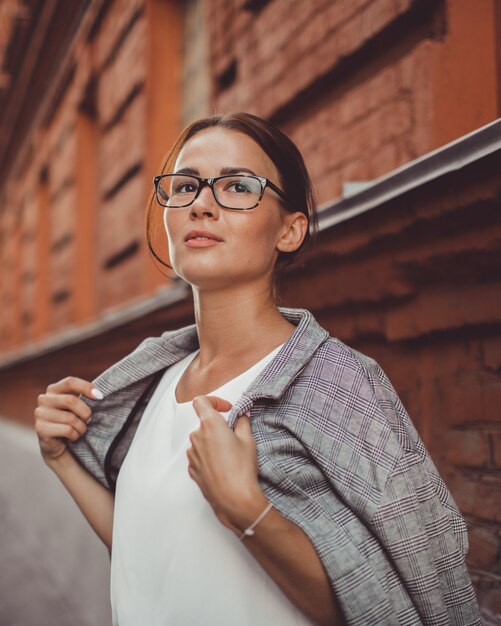 la ragazza sta camminando per la città