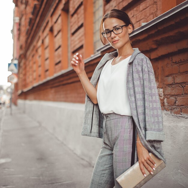 la ragazza sta camminando per la città