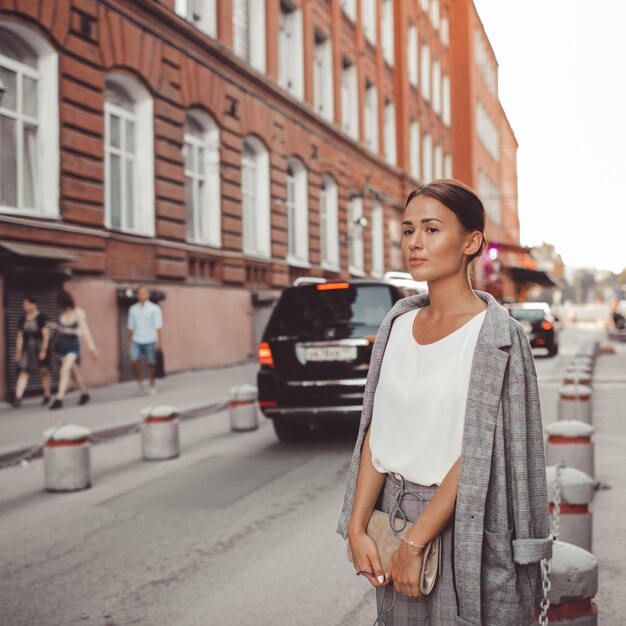 la ragazza sta camminando per la città