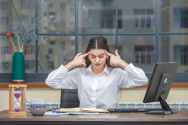 La ragazza stanca si portò le dita alla testa e chiuse gli occhi