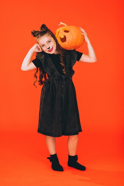 La ragazza sveglia si è vestita in costume di Halloween in studio