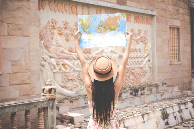 La ragazza tiene una mappa turistica nella città vecchia.