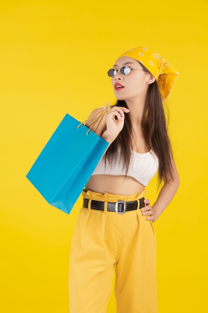 La ragazza tiene una moda shopping bag e bellezza