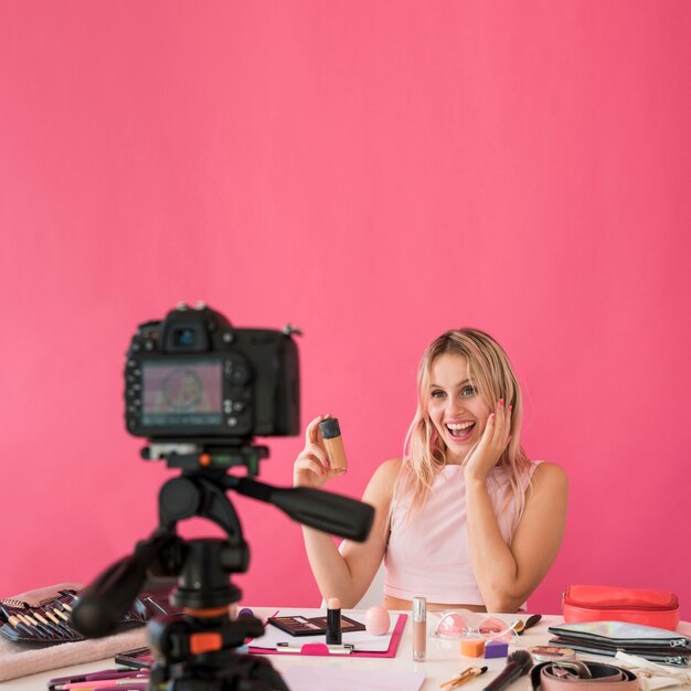 La registrazione di Blonde Influencer compone il video