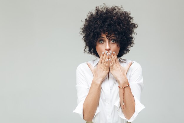 La retro donna colpita si è vestita nella condizione e nella posa della camicia