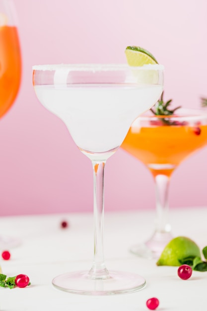 La rosa cocktail esotici e frutta sul rosa