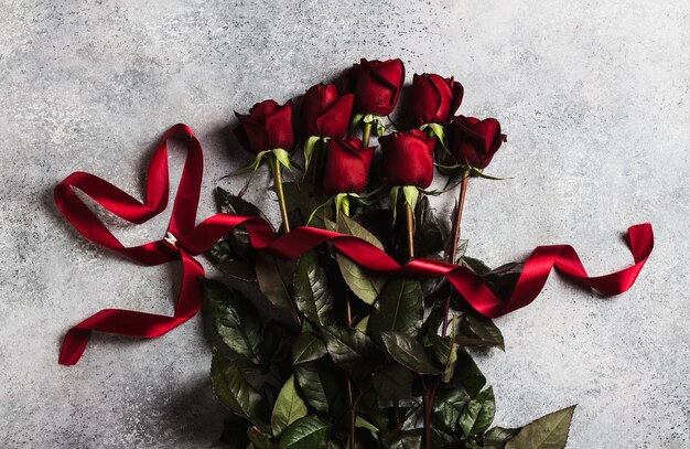 La rosa rossa di giorno di madri delle donne di giorno di biglietti di S. Valentino con la sorpresa del regalo del cuore del nastro