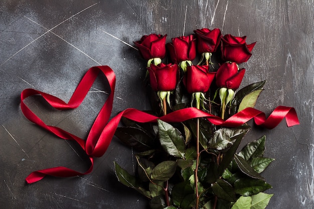 La rosa rossa di giorno di madri delle donne di giorno di biglietti di S. Valentino con la sorpresa del regalo del cuore del nastro