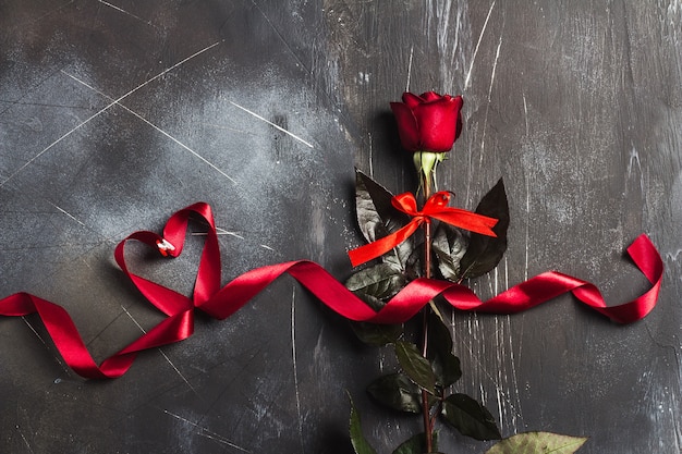 La rosa rossa di giorno di madri delle donne di giorno di biglietti di S. Valentino con la sorpresa del regalo del cuore del nastro