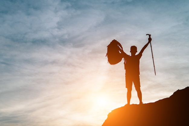 La sagoma sulla cima della montagna ha successo