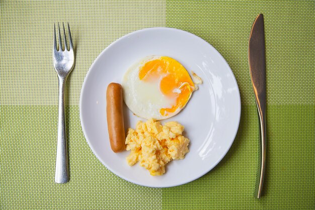 La salsiccia con la prima colazione dell'uovo ha messo - concetto dell'alimento di prima colazione