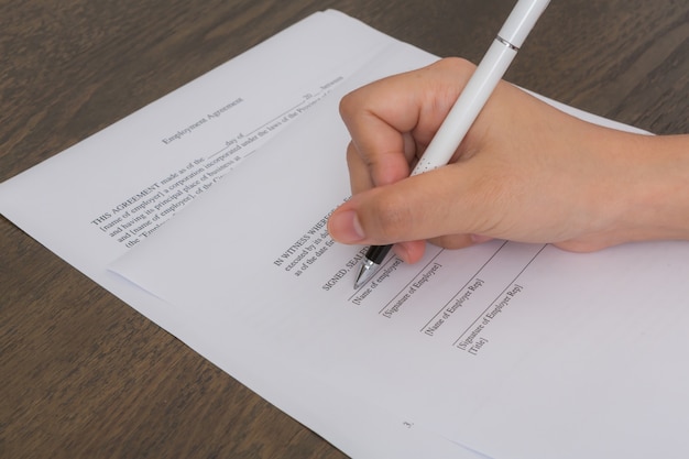 La scrittura a mano su carta con una penna