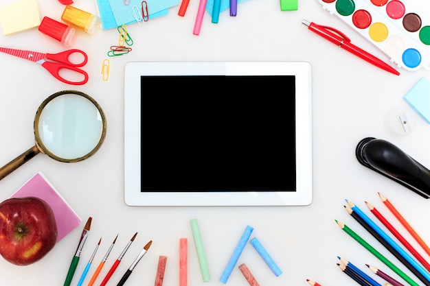 La scuola ha messo con i taccuini su fondo bianco