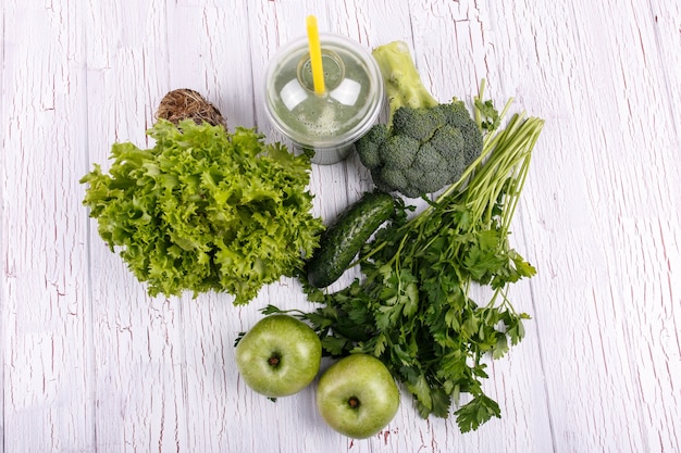 La smoothie sana con verdure e frutta verdi si trovano sul tavolo