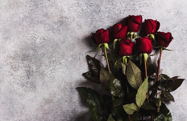 La sorpresa del regalo della rosa rossa di giorno delle madri delle donne di giorno di biglietti di S. Valentino su gray