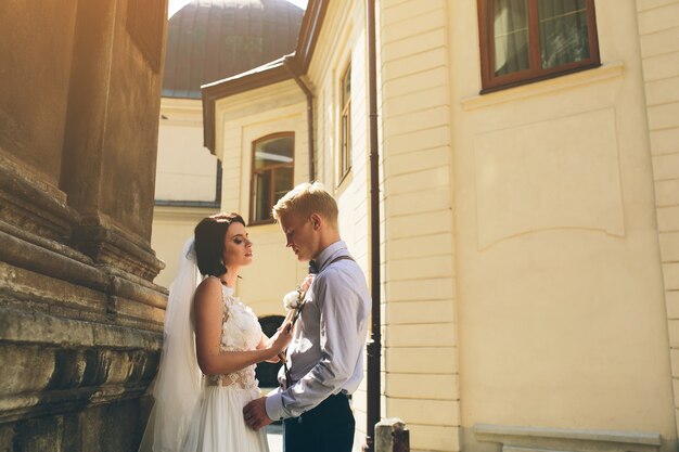 La sposa e lo sposo in posa nella vecchia strada