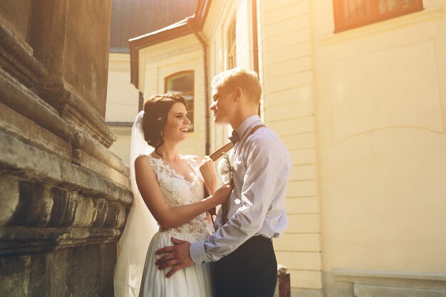 La sposa e lo sposo in posa nella vecchia strada