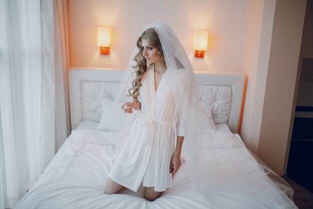 La sposa in ginocchio sul letto