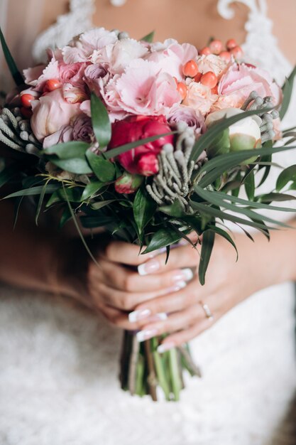 La sposa tiene il bellissimo bouquet da sposa