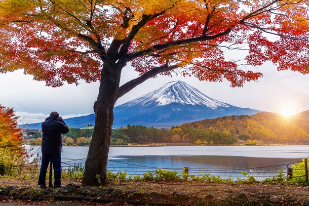 La stagione autunnale e il monte Fuji al lago Kawaguchiko, Giappone. Il fotografo scatta una foto al Fuji mt.