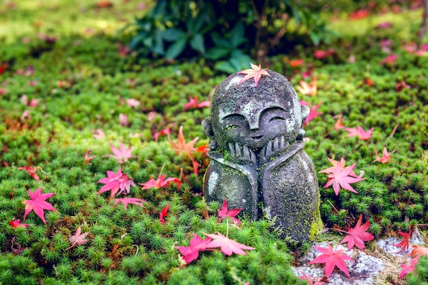 La statua al tempio Enkoji in autunno, Kyoto, Giappone.