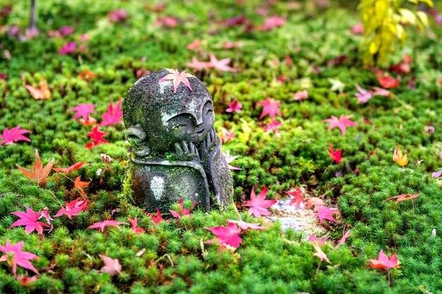 La statua al tempio Enkoji in autunno, Kyoto, Giappone.