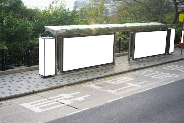 la stazione di autobus cartellone