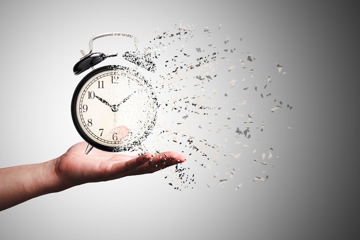 Foto gratuito la sveglia nera retrò si dissolve in piccole particelle per il tempo non può tornare e non aspettare mai nessuno concetto di gestione del tempo