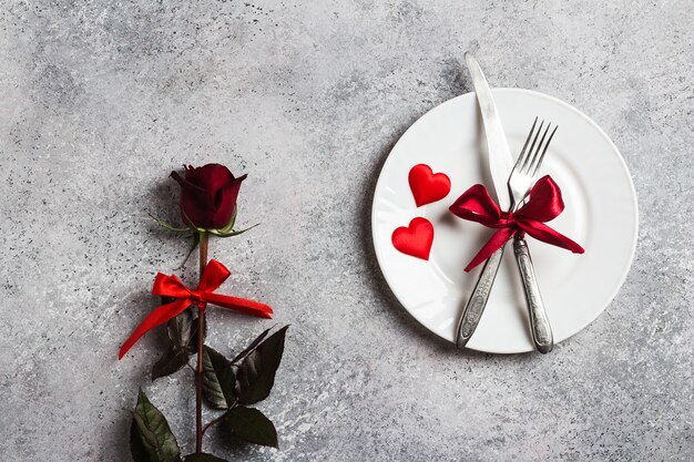 La tavola del giorno di San Valentino che regola la cena romantica mi sposi fidanzamento di nozze