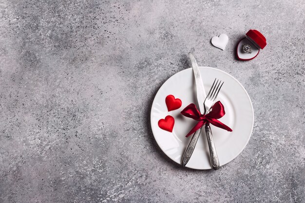 La tavola romantica del giorno di San Valentino che mette la cena romantica mi sposa l&#39;anello di fidanzamento di nozze in scatola