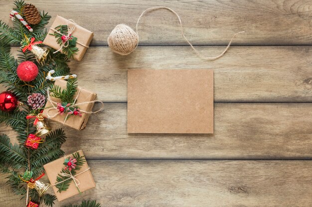 La tavoletta di cartone vicino al ramoscello di abete decorava i giocattoli di Natale