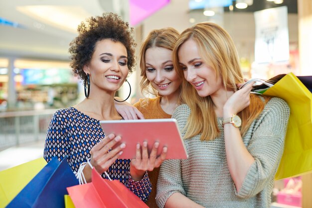 La tavoletta digitale è molto utile durante lo shopping