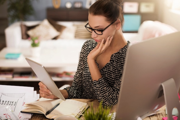 La tavoletta digitale facilita il suo lavoro