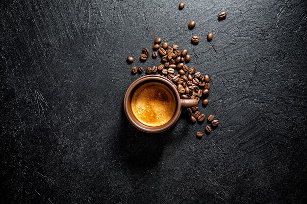 La tazza di caffè fatto fresco è servito in tazza