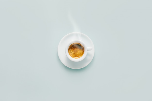 La tazza di caffè fatto fresco è servito in tazza
