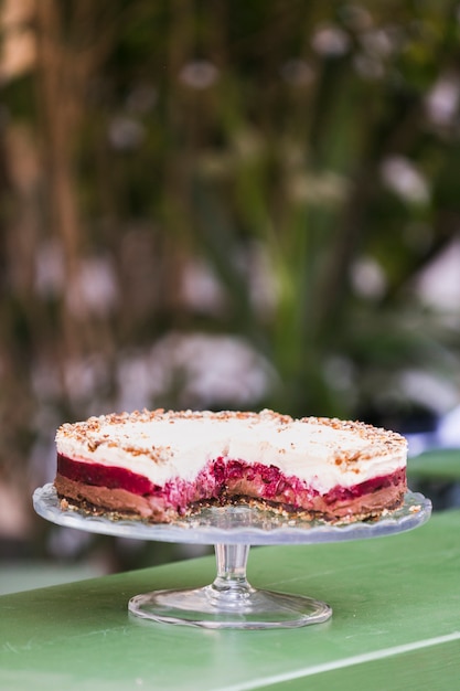 La torta di strato saporita sul basamento della torta contro priorità bassa vaga