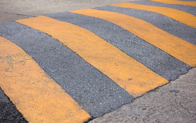 La velocità di sicurezza del traffico si sporge sulla strada