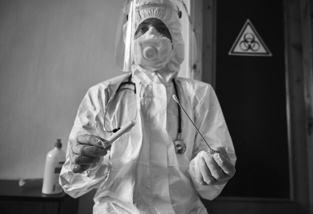 La visita del medico a casa durante la quarantena globale COVID19 resta a casa salva vite