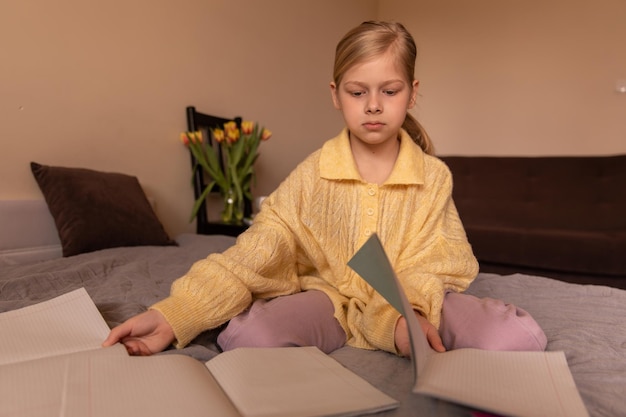 La vista completa del bambino carino guarda i quaderni