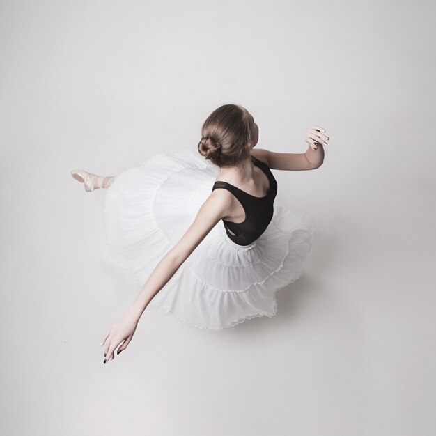 La vista dall'alto della ballerina adolescente sullo spazio bianco