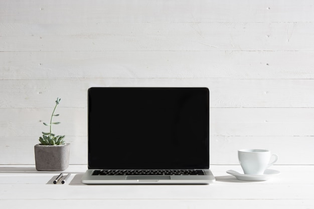 La vista frontale del notebook e tazza di caffè. Ispirazione e concetto di mock-up