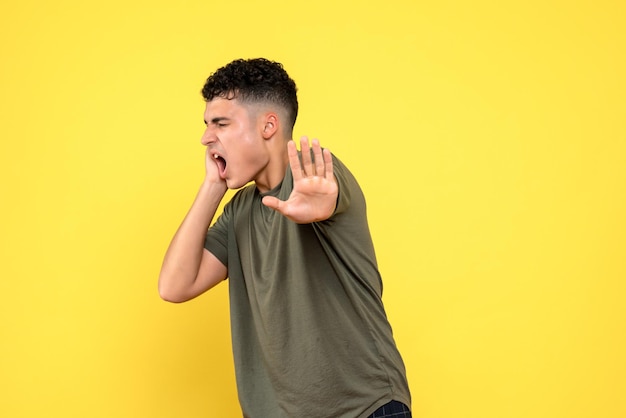 La vista frontale dell'uomo aggrotta le sopracciglia guarda di lato e tende la mano