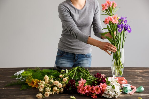 La vista laterale dei fiori, fiorista ha messo il mazzo in vaso