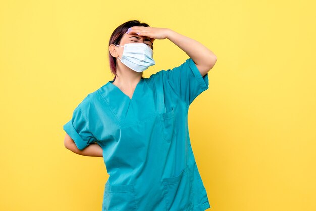 La vista laterale del medico sta pensando ai trattamenti per il virus