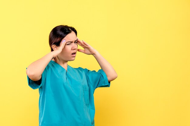 La vista laterale di un medico sta pensando a come aiutare i pazienti con malattie gravi